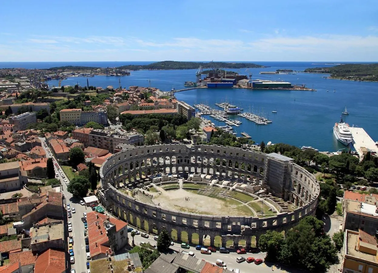 Apartments With A Parking Space Pula - 10429
