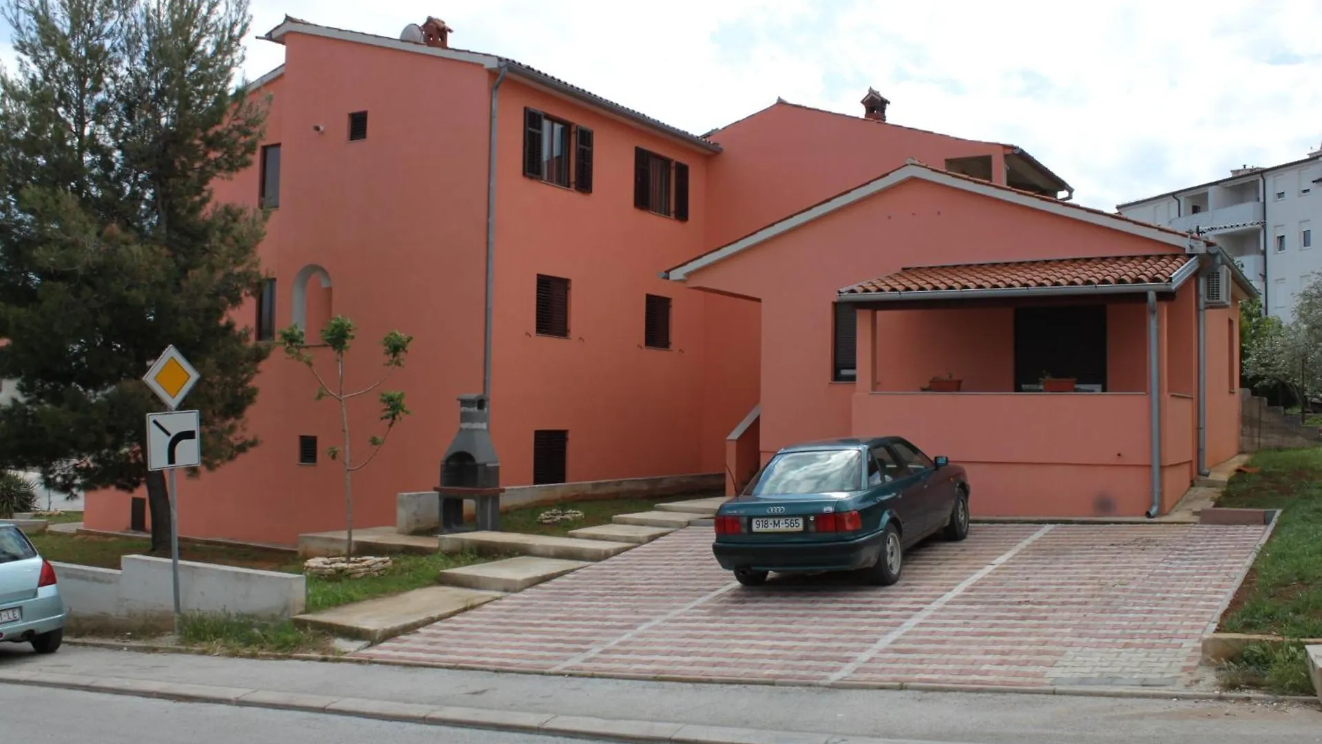 Apartments With A Parking Space Pula - 10429